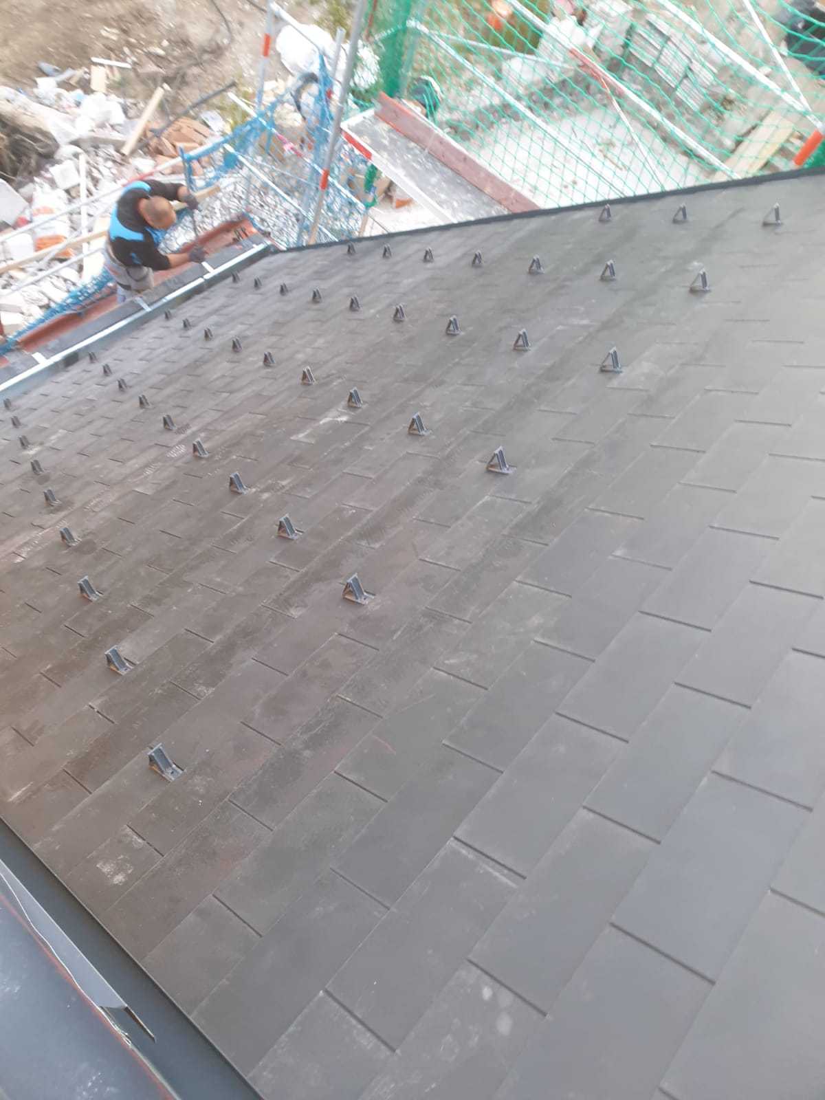 Metall-Schindeldeckung in Grau während der Montage