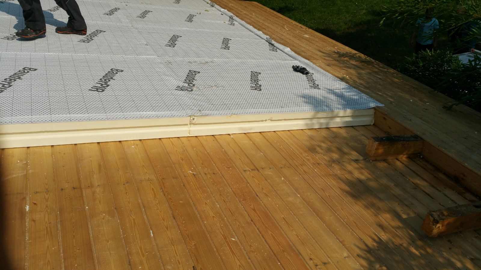 Dämmplatten auf einer Holzschalung während der Dachsanierung