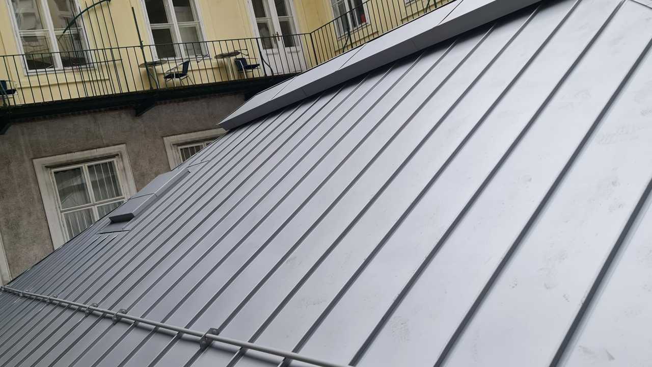 Stehfalzdach aus Metall mit Gaube, Blick auf die Fassaden im Innenhof