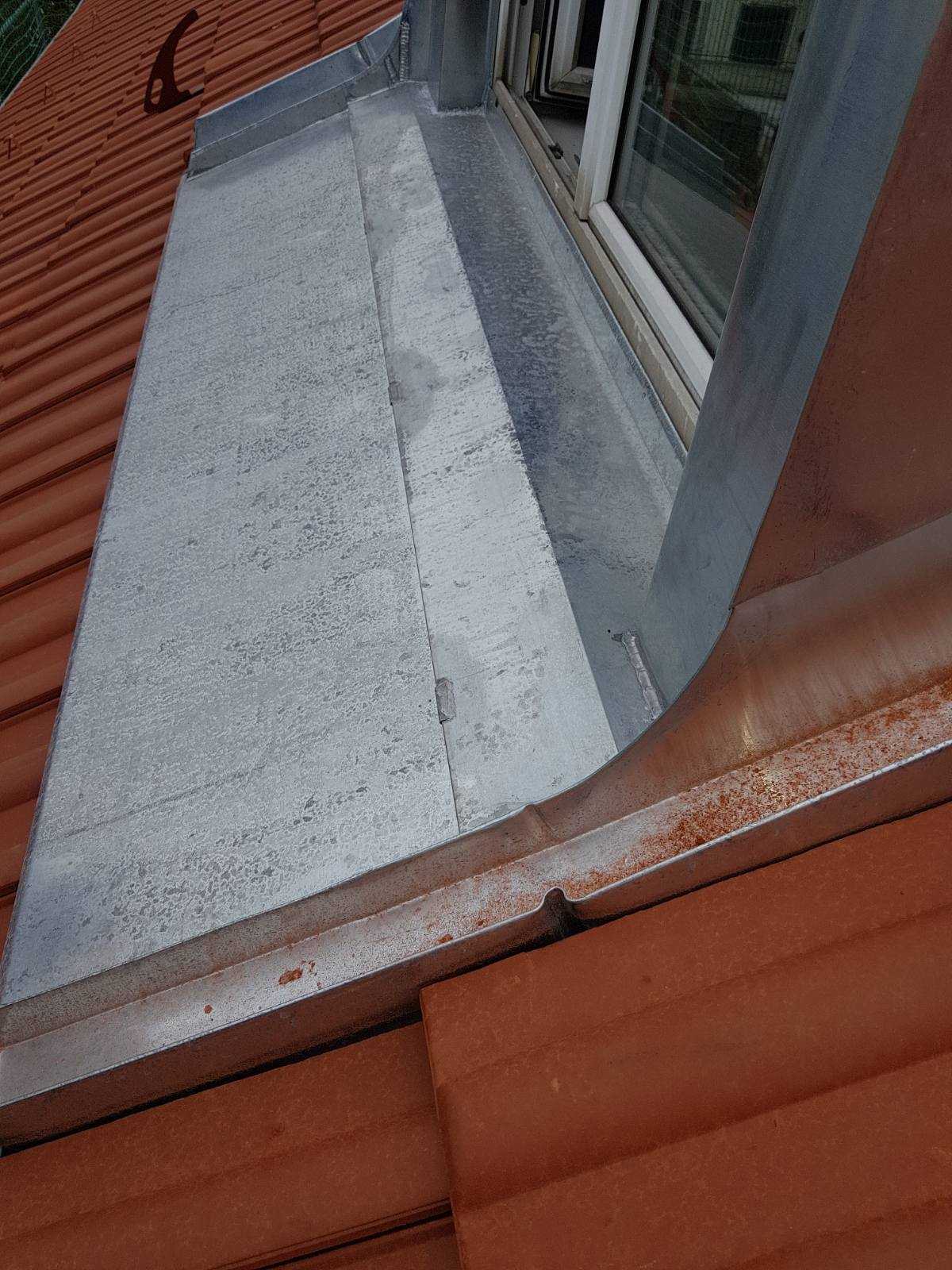 Ziegeldach mit Blechanschluss an ein Dachfenster